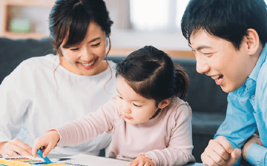 Nhiều phụ huynh nghĩ rằng kiếm thật nhiều tiền là cách yêu con tốt nhất. Nhưng với trẻ nhỏ, một giờ bố mẹ chơi cùng còn ý nghĩa hơn cả món đồ chơi đắt tiền. 