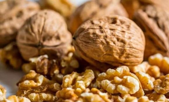 Không chỉ là nguồn cung cấp axit béo omega-3 dồi dào, quả óc chó còn chứa nhiều chất chống oxy hóa giúp giảm viêm, cải thiện chức năng gan và làm giảm tích tụ mỡ trong gan.