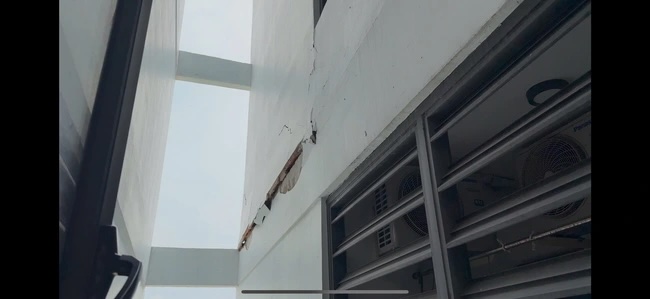Không nằm trong vùng lũ, nhưng cư dân tại TP.HCM cũng trải qua một phen hoang mang khi một chung cư tại quận Tân Thắng xuất hiện vết nứt dài hơn 4 mét, rộng đến 5 cm
