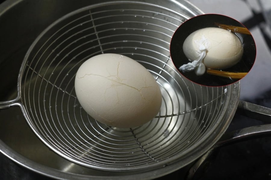 Đây là mẹo nhỏ được nhiều đầu bếp chuyên nghiệp lẫn bà nội trợ lâu năm áp dụng để có những quả trứng luộc đẹp mắt, ngon miệng mà không mất nhiều công sức.    