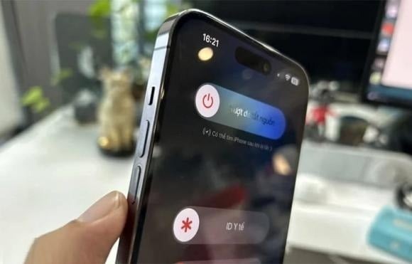 Thay vì chạm vào màn hình – dễ gây rung và mờ ảnh, bạn chỉ cần nhấn nút âm lượng (thường là nút giảm) để chụp nhanh.
