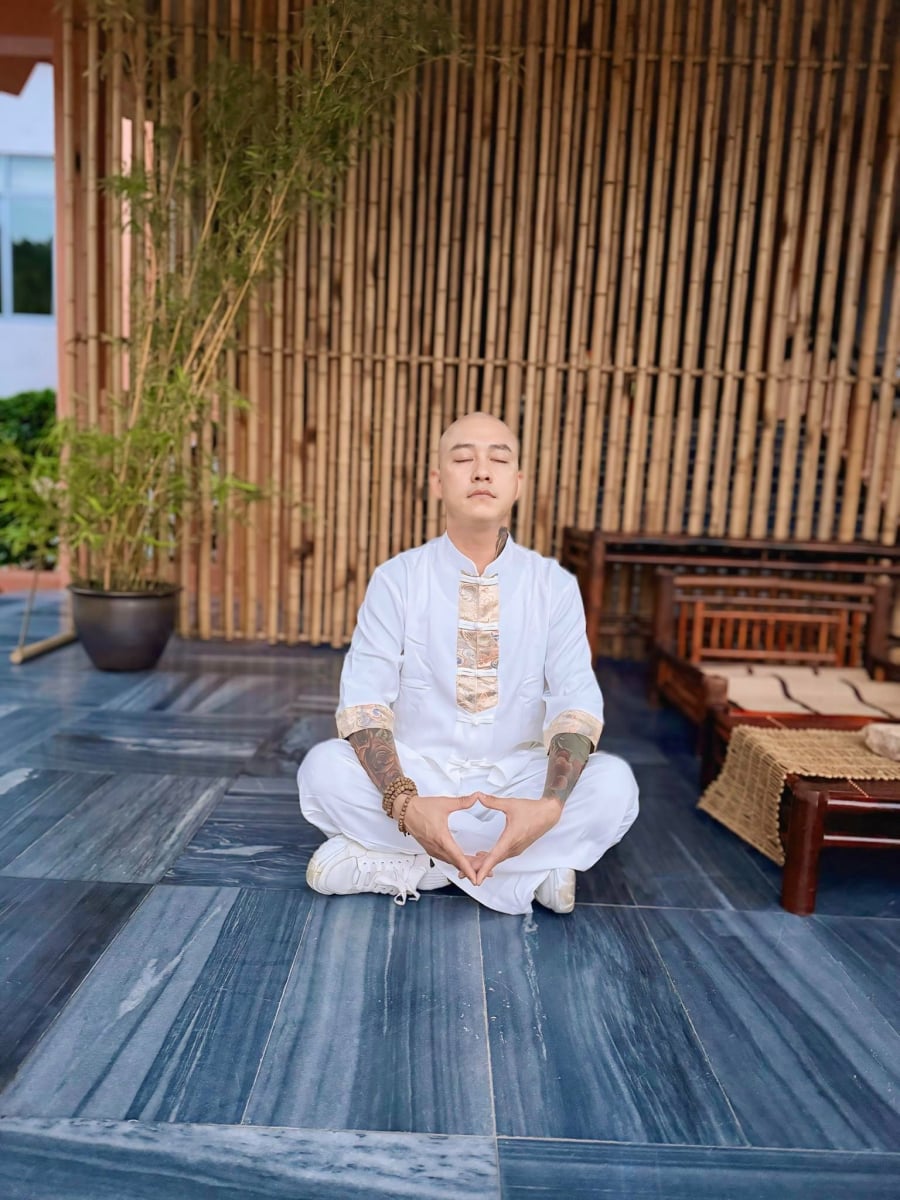 Ca sĩ Tuấn Hưng gây chú ý khi bất ngờ chia sẻ hình ảnh xuống tóc tại núi Yên Tử trên trang cá nhân có hơn 1,3 triệu người theo dõi. 