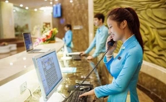 Đây là nhóm nghề được xem là “ăn theo nhan sắc” hoặc “ăn xổi”, vì phụ thuộc phần lớn vào ngoại hình và sức trẻ.