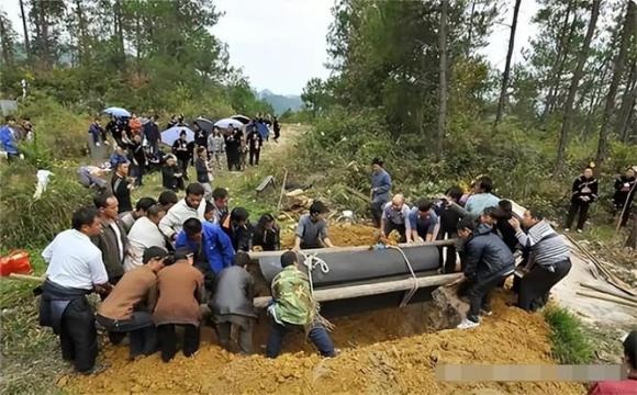 Người xưa tin rằng, dù là cưới xin (lễ đỏ) hay ma chay (lễ trắng), đều cần chọn ngày tốt.
