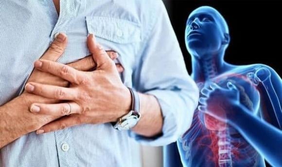 Dùng khăn sạch quấn quanh ngón tay để lấy hết đờm, dãi trong miệng người bệnh, giúp thông thoáng đường thở.    