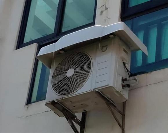 Nhiều người cho rằng việc che chắn dàn nóng điều hòa bằng mái che hoặc bạt phủ là cách thể hiện sự cẩn thận, giúp thiết bị tránh mưa nắng và kéo dài tuổi thọ. 