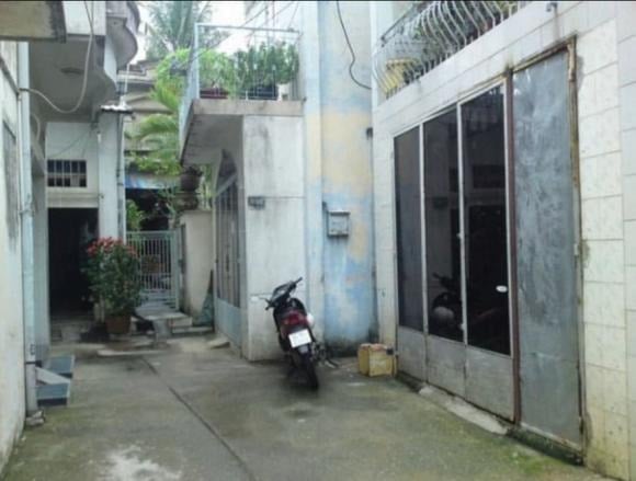 Trong phong thủy, việc có một con đường đâm thẳng vào cổng chính được xem là đại kỵ. 