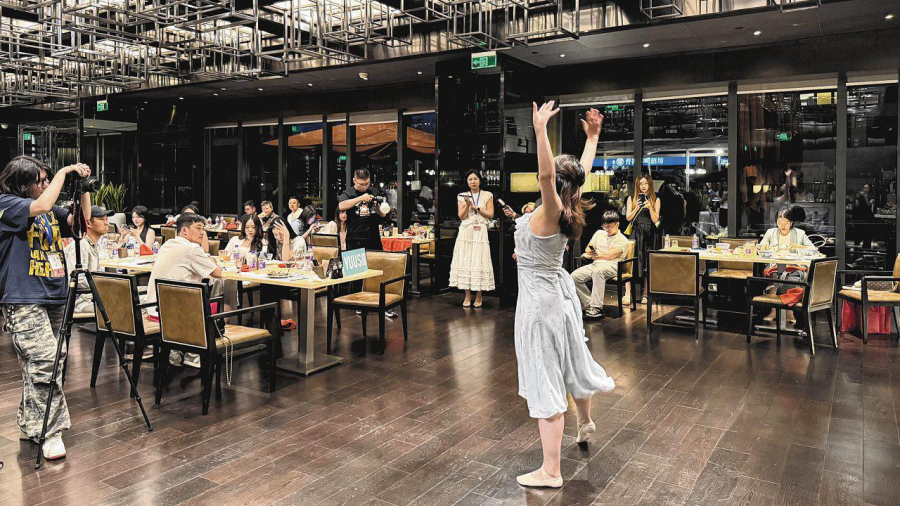 Người tham gia buổi mai mối thể hiện tài năng của mình. (Ảnh: Michelle Ng).