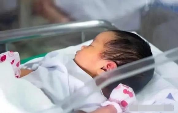 Cho dù là ai – ông bà, cô chú hay thậm chí là chính mẹ – nếu đang mệt, vừa hết bệnh hoặc có dấu hiệu cảm cúm, tốt nhất hãy tạm thời giữ khoảng cách.    