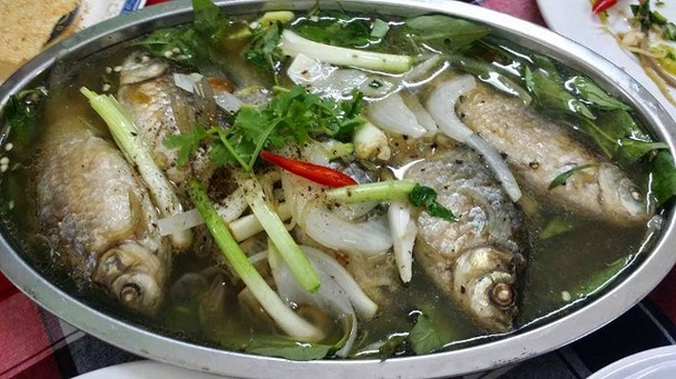 Tỏi tránh kết hợp với cá diếc: Vì có thể làm tăng co giật đường tiêu hóa    