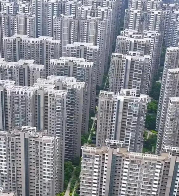 Nhiều người từng nghĩ sống ở các khu đại đô thị là lựa chọn lý tưởng vì đầy đủ tiện ích và sôi động. 