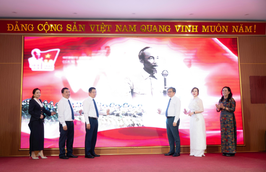 Các đại biểu thực hiện nghi thức khai trương cổng thông tin điện tử 