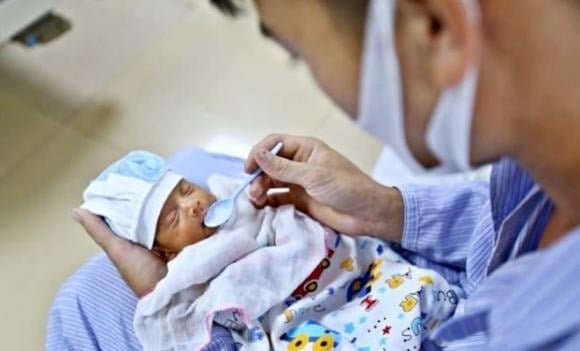 Luật sư Nguyễn Hùng Quân (Đoàn luật sư TP.HCM) đã giải thích rõ ràng về hai chế độ nghỉ này, vốn hoàn toàn riêng biệt và đều được người chồng hưởng nếu đáp ứng điều kiện.    