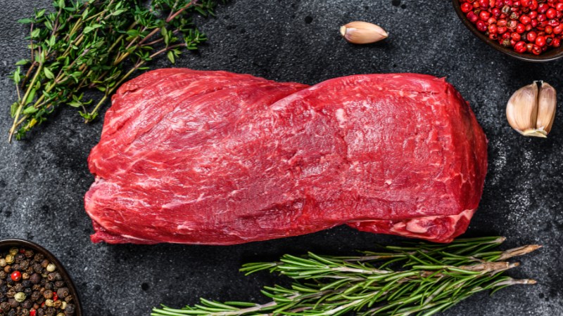 Chọn thịt bò màu đỏ tươi ngon, sáng