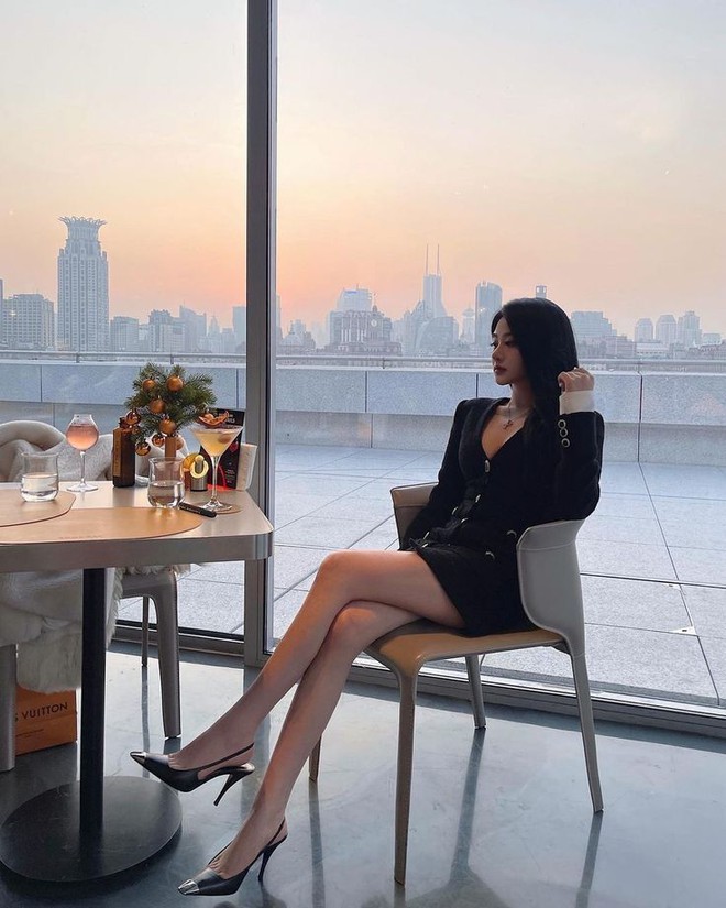 Nếu muốn giữ được vẻ nhẹ nhàng mà vẫn sang, hãy ưu tiên chất liệu da thật, da lộn hoặc giả da cao cấp 