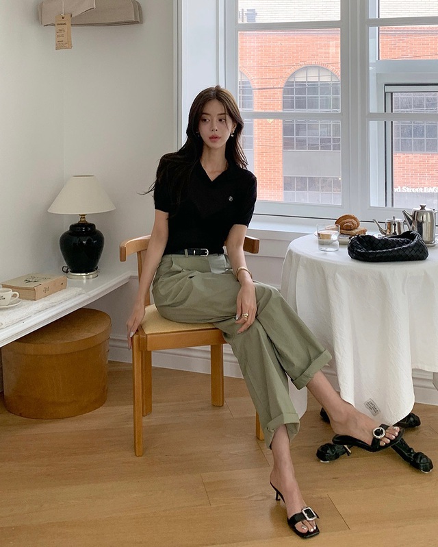 Áo len cổ bẻ phối quần jeans ống suông và giày mary jane vừa trẻ trung vừa thanh lịch. 