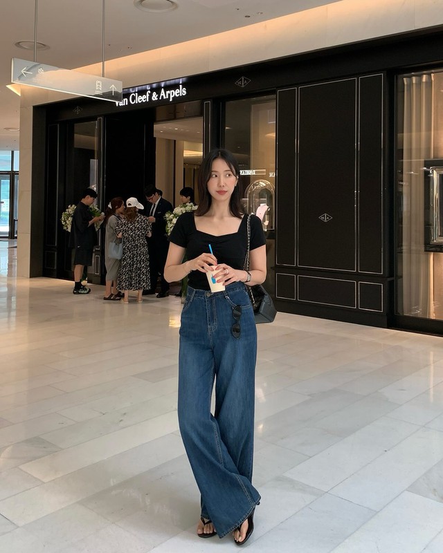 Quần jeans ống suông cổ điển sẽ trở nên mềm mại, nữ tính hơn khi kết hợp áo thun cổ vuông 
