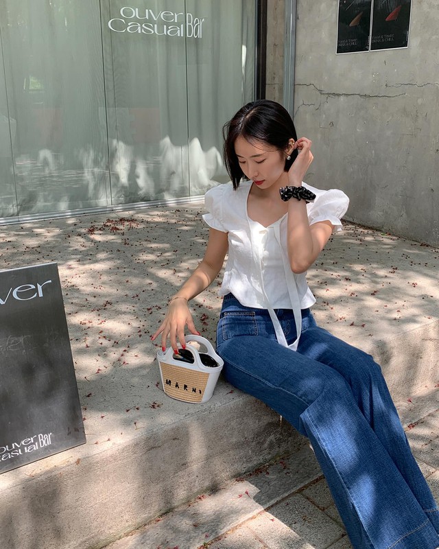 Áo blouse trắng tay bồng kết hợp quần jeans ống suông vừa ngọt ngào vừa hiện đại. 