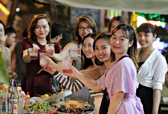 Những lời mời kiểu “Quán mới mở, đi thử không?” hay “Set 1 triệu giảm còn 599k, chốt luôn nhé!” rất dễ kích hoạt tâm lý FOMO (sợ bỏ lỡ) của bạn. 