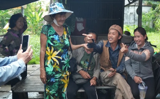 Nam nghệ sĩ đã nhận được sự chào đón nồng nhiệt từ người dân địa phương. 