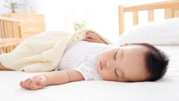 Về mặt y khoa, hình dạng hộp sọ ở trẻ sơ sinh có thể bị ảnh hưởng bởi việc nằm lâu ở một tư thế, dẫn đến hiện tượng đầu bẹt. 