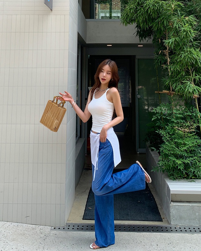 Không thể bỏ qua sự kinh điển của combo áo trắng và quần jeans xanh – bộ đôi chưa bao giờ lỗi mốt