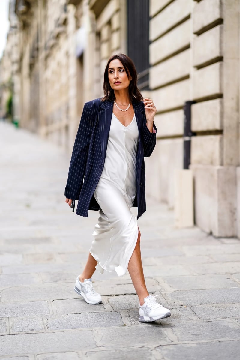 Khi khoác thêm blazer sắc nét, đây chính là công thức high-low mix & match quyến rũ nhất của mùa hè năm nay.