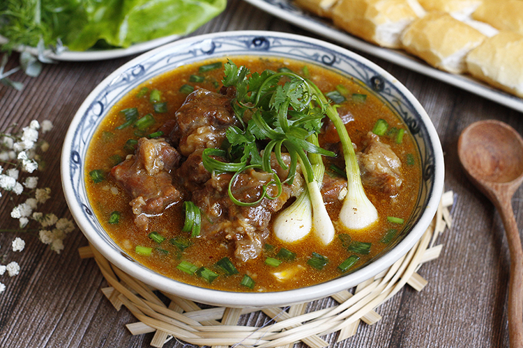 Cách nấu bò sốt vang ngon nhanh nhừ