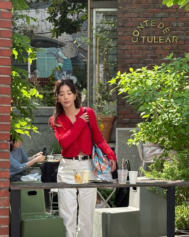  Thắt lưng da và khuyên tai tròn là những chi tiết nhỏ nhưng giúp nâng tầm sự sang trọng cho bộ cánh.