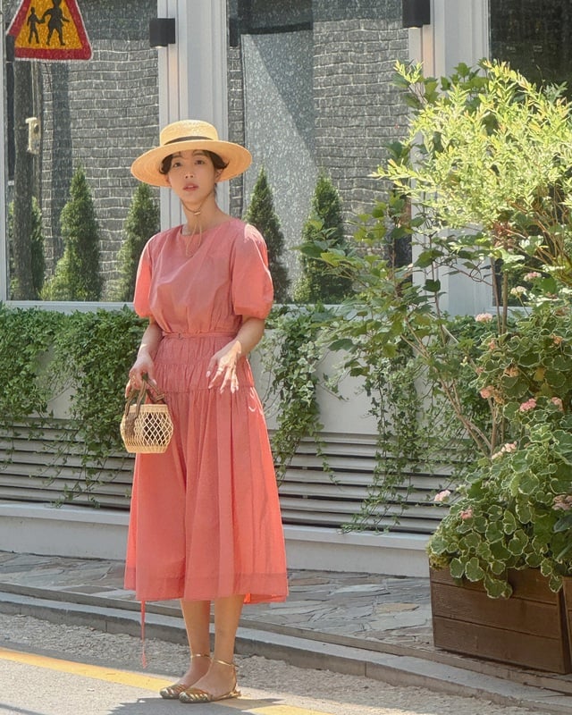 Ngoài ra, những chiếc váy midi pastel – đặc biệt là gam hồng – vẫn là “trợ thủ” tuyệt vời cho phụ nữ ngoài 40. 