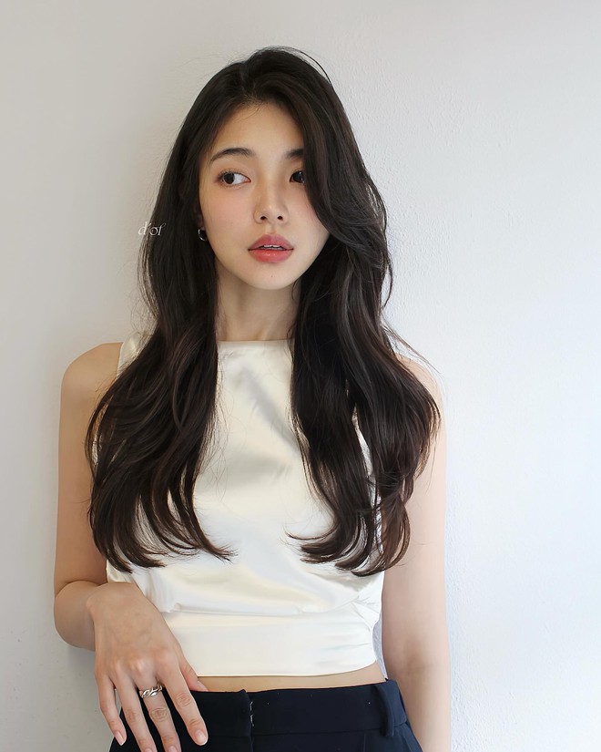 Trong vô vàn biến tấu tóc, xoăn nhẹ là lựa chọn vượt thời gian, luôn giữ được sức hút ở mọi mùa.
