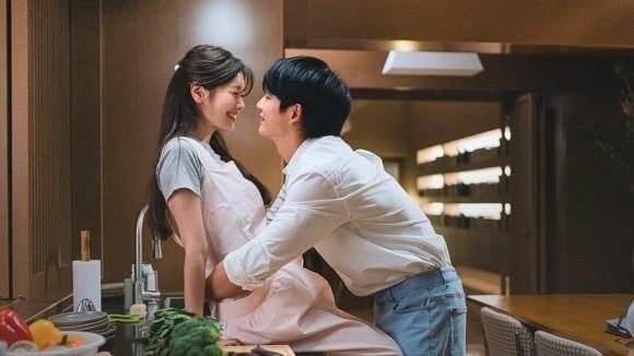 Những thói quen ấy không phải sự lặp đi lặp lại vô cảm, mà giống như phản xạ ăn sâu: như hai cây đứng cạnh nhau, gió thổi cùng lay, mưa rơi cùng ướt, hơi thở hòa chung nhịp.    