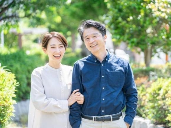 “Tình yêu đâu chỉ là những lời hứa rộn ràng,” chị Hân mỉm cười, “mà là việc anh biết tôi sẽ lạnh khi xoay mình, tôi biết anh sẽ khát giữa đêm, và cả hai đều lặng lẽ làm điều đó để người kia cảm thấy dễ chịu nhất.”    
