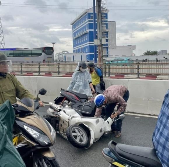Việc dừng xe giữa đường để mặc áo mưa sẽ bị xử phạt nếu người điều khiển phương tiện không tuân thủ đúng quy định về dừng, đỗ. 