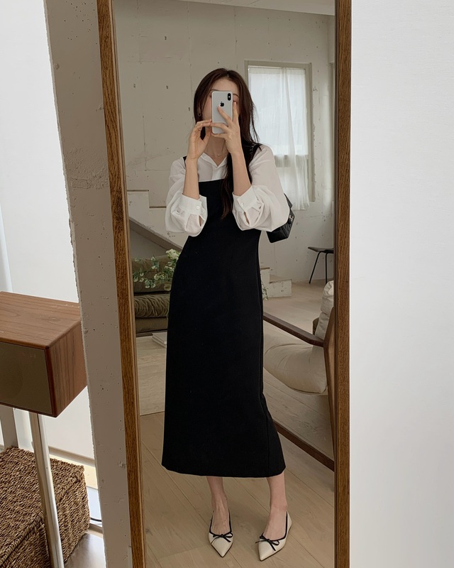 Cuối cùng, combo sơ mi trắng kết hợp với váy gile chính là lựa chọn không bao giờ lỗi mốt.