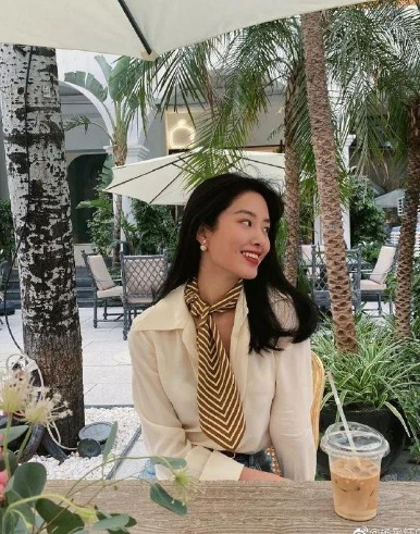 Ở khía cạnh ứng dụng hàng ngày, khăn lụa có nhiều cách buộc đơn giản nhưng hiệu quả.