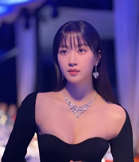 Moon Ga Young chọn Link Vào SHBET88 Mới Nhất dài thẳng mượt nhưng được làm mềm bằng phần mái thưa buông nhẹ