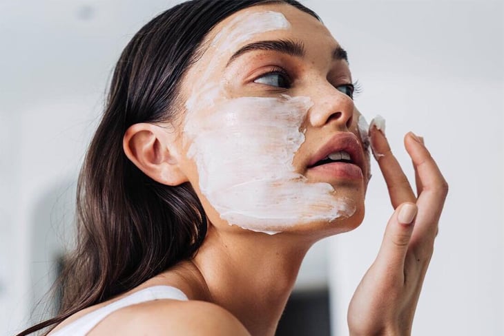 Một sai lầm phổ biến là nghĩ rằng để mặt nạ càng lâu thì da càng hấp thụ nhiều dưỡng chất. 