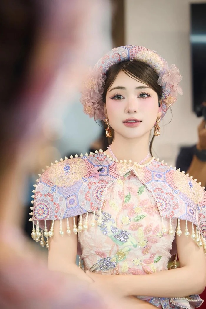 Mới đây, trợ lý của Hòa Minzy chia sẻ hình ảnh nữ ca sĩ miệt mài trong phòng thu vào lúc đêm muộn.
