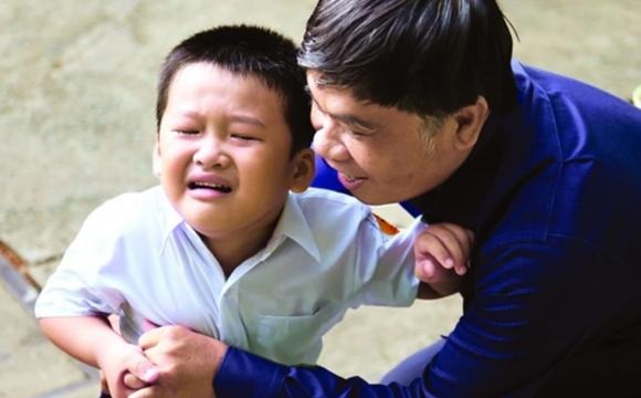 Những câu nói tưởng như vô hại như: “Sao mẹ lại sinh ra một đứa con như con?”, “Con bị mất não à?”, hay “Nhìn con nhà người ta xem” có thể gieo vào lòng trẻ sự tự ti và oán giận.    