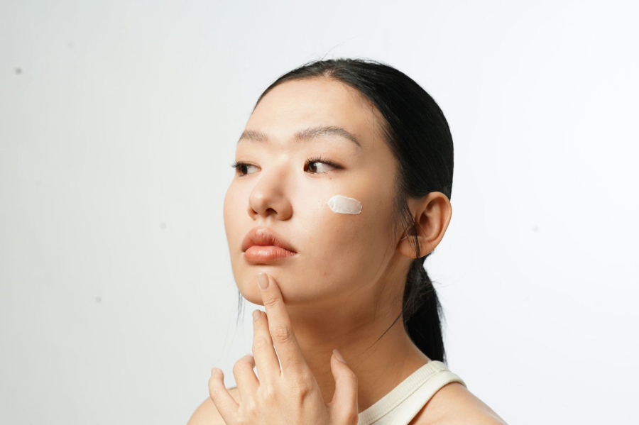 Sáp ong thường được ứng dụng nhiều trong mỹ phẩm nhờ khả năng dưỡng ẩm, làm mềm da và chống lão hóa.