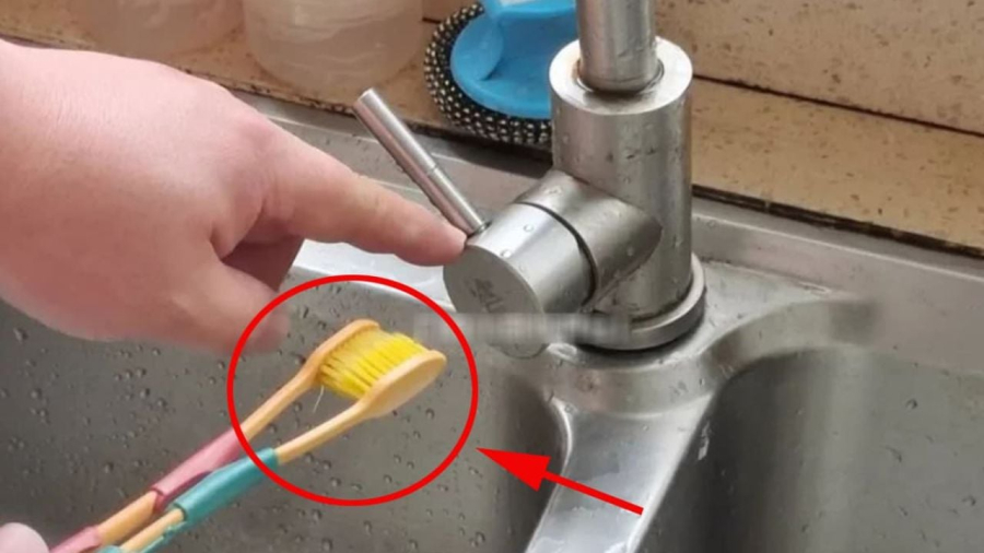 2 bàn chải đánh răng cũ buộc lại với nhau: Giải quyết mọi rắc rối