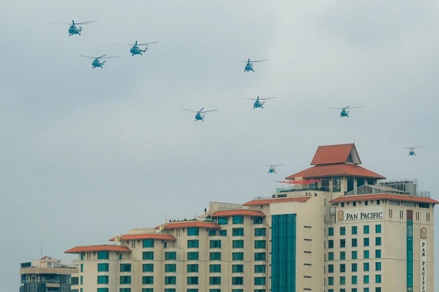 Sáng nay, máy bay trực thăng MI17 xuất phát từ sân bay Hòa Lạc đã bay nhiều vòng quanh khu vực Quảng trường Ba Đình và các khu vực khác của Hà Nội. (Ảnh: SHBET 1000 Casino trực tuyến, Slot Game 3D, thể thao & Đời sống)