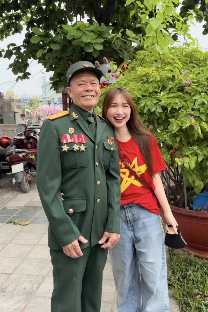 Hồi tháng 5/2024, Hòa Minzy từng đưa ông nội đến Điện Biên để theo dõi lễ diễu hành. 