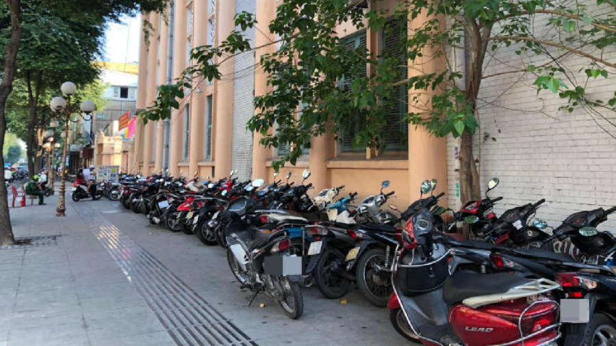 Người dân có thể lựa chọn vị trí gửi xe phù hợp với tuyến đường mà mình dự định sẽ đến để theo dõi, quan sát hoạt động diễu binh, diễu hành. (Ảnh minh họa)