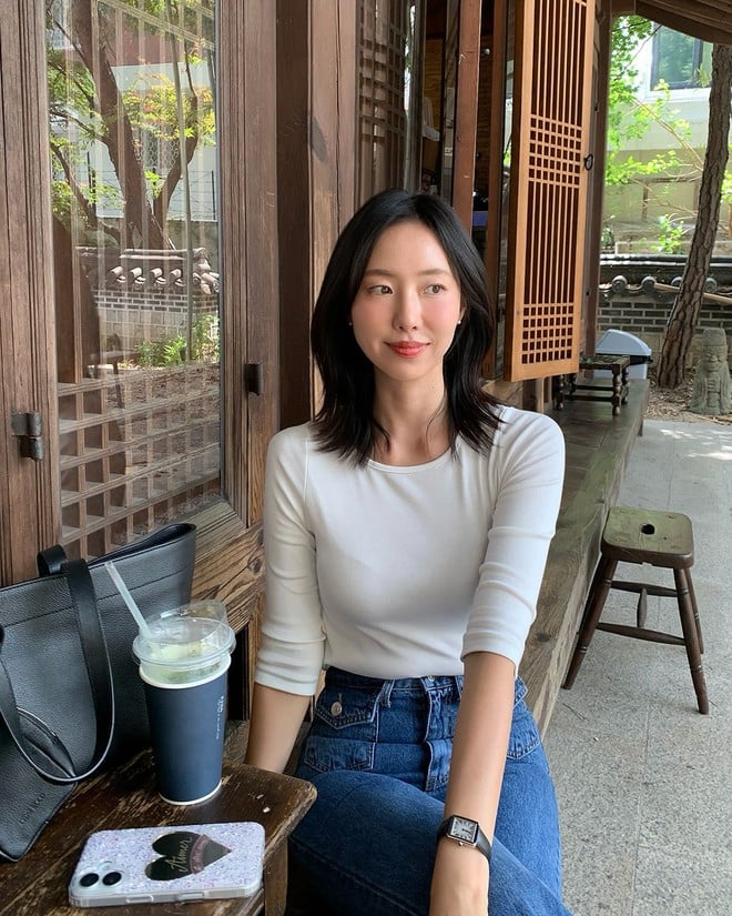 Nếu mùa hè là “sân chơi” của áo thun oversized rộng rãi, thì mùa thu chính là lúc để áo thun ôm dáng tỏa sáng.