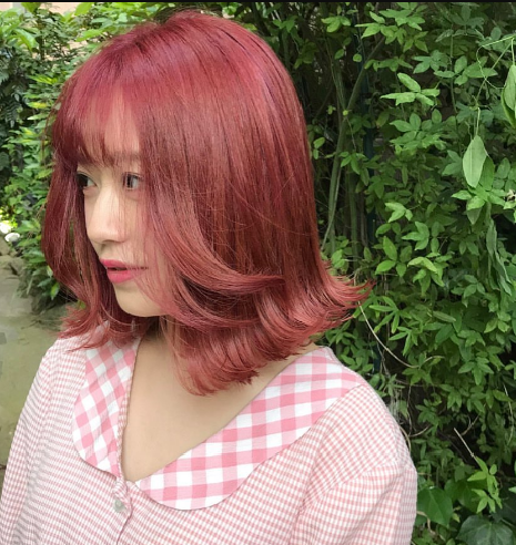 Nếu bạn yêu thích sự nữ tính pha chút lãng mạn, hãy thử nâu hồng. 