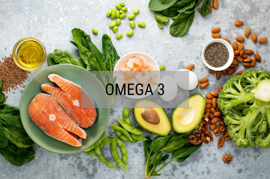 Cá hồi, cá trích, hạt óc chó và hạt lanh chứa nhiều omega-3, có tác dụng giảm mẩn đỏ, làm dịu da, ngăn ngừa mụn viêm.    
