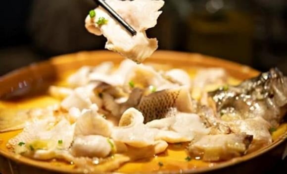 Một số loại cá nuôi trong ao hồ chỉ mất khoảng ba tháng để đạt trọng lượng xuất bán nhờ lạm dụng thuốc kháng sinh và chất kích thích tăng trưởng.    