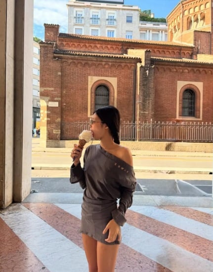 Thiết kế tưởng chừng đơn giản nhưng lại khéo léo tôn lên vóc dáng cân đối của cô. 
